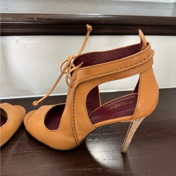 Coach camel leather 4 inch heels. Size 9.5M - Picture 6 of 8